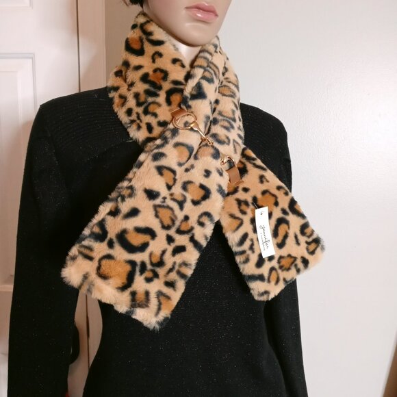 Leopard Faux Fur Scarf with Chain Pull Through - Picture 1 of 4